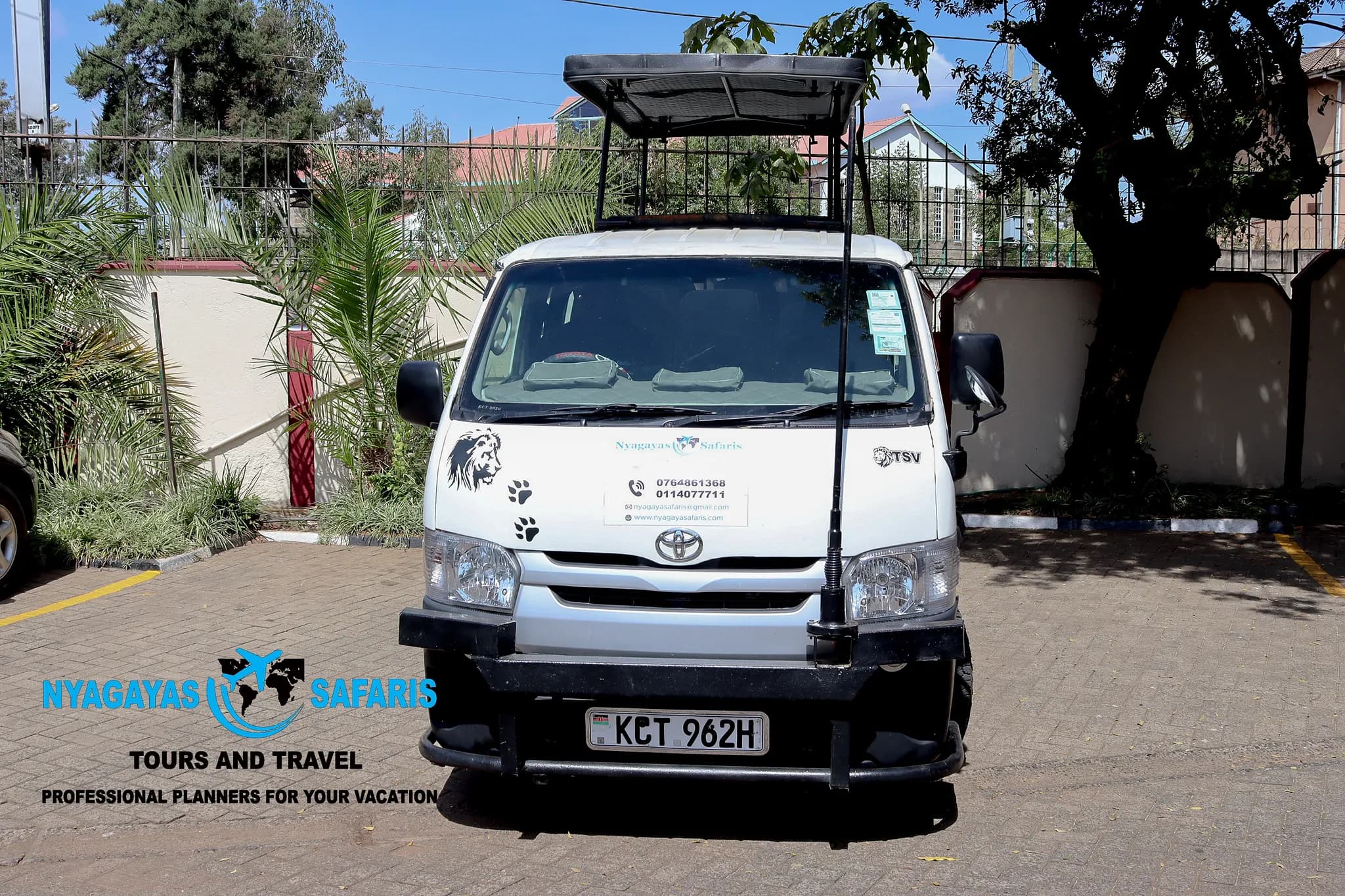Toyota Hiace Safari Van — Pop-Top Safari Van